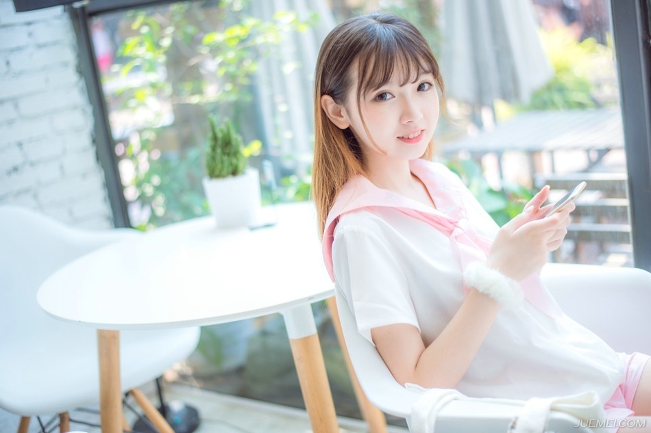 “多谢将军好意。”刘璋点点头，其实也没什么好收拾的，之前收拢的财富他是不能带走的，也只有招呼了家人妻子，便要上路。